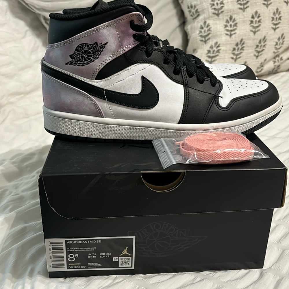 Mens Nike Air Jordans 1 Mid SE size 8.5
